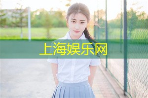 草坪上设有各种户外运动设施